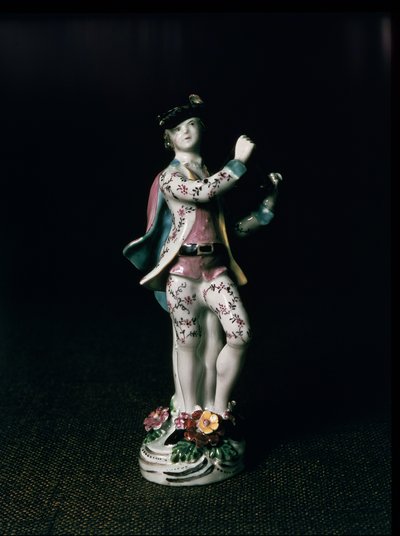 Lowestoft-Figur eines Jungen, der ein Dreieck spielt, um 1780 von English School